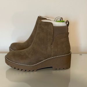 New with tags Chelsea boots
